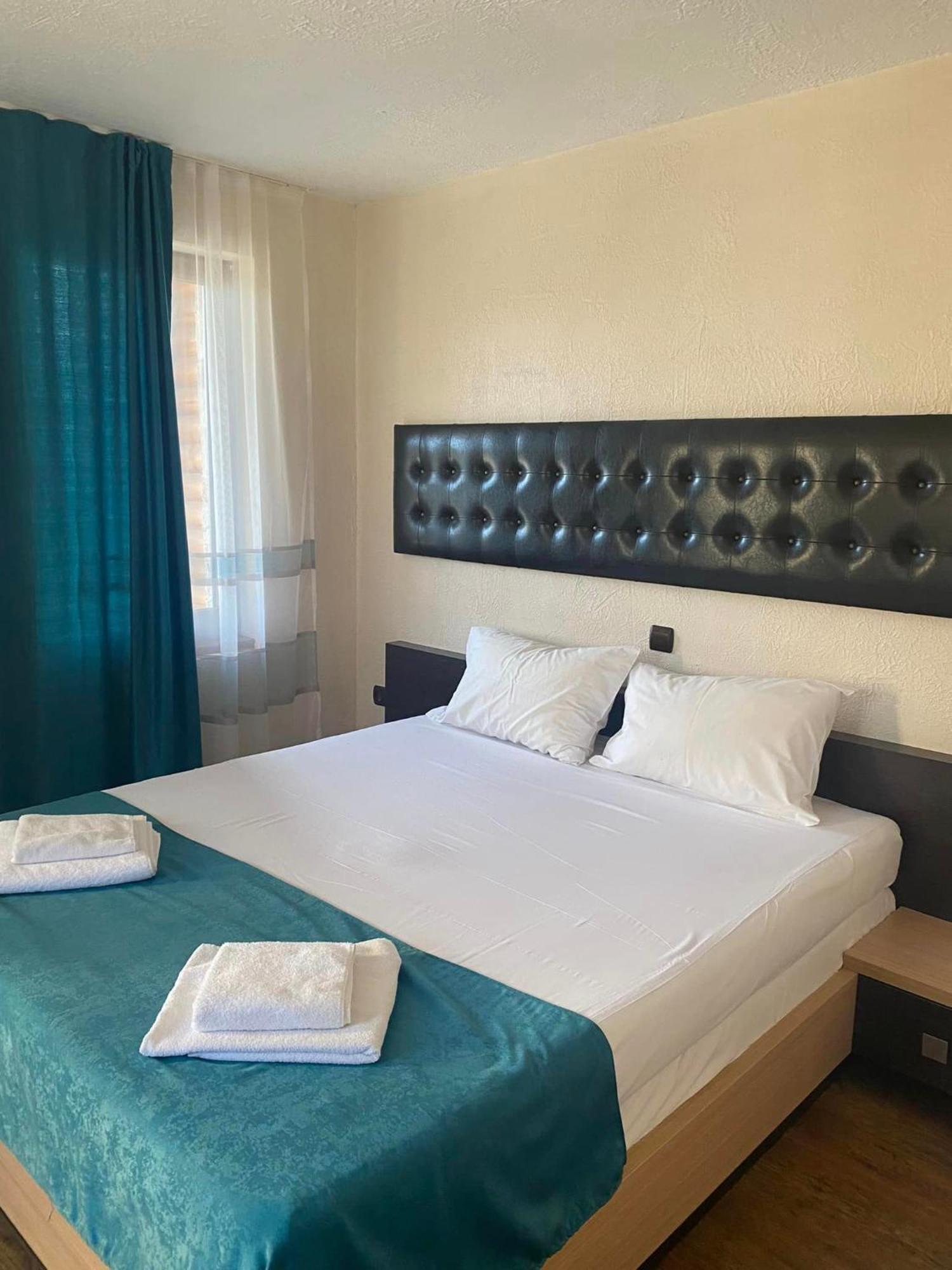 Kamelot Hotel Pasarel Bagian luar foto